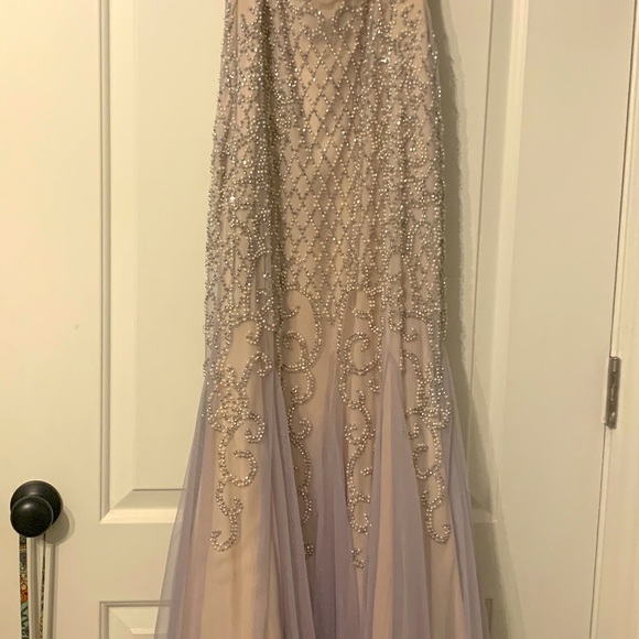 A beautiful gown in a blush cream color, size 6 - Picture 1 of 9